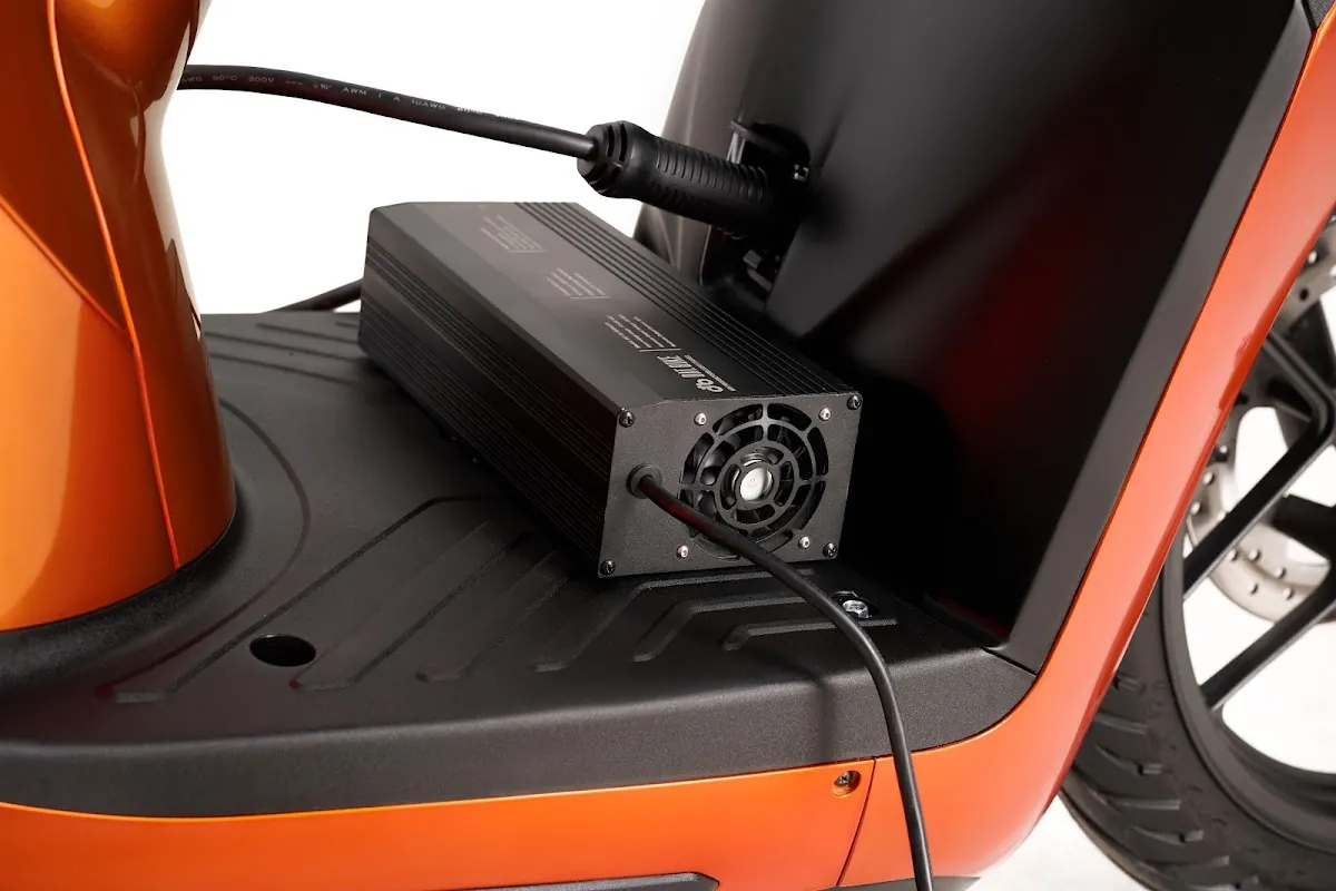 Bộ sạc tích hợp trên xe Dat Bike