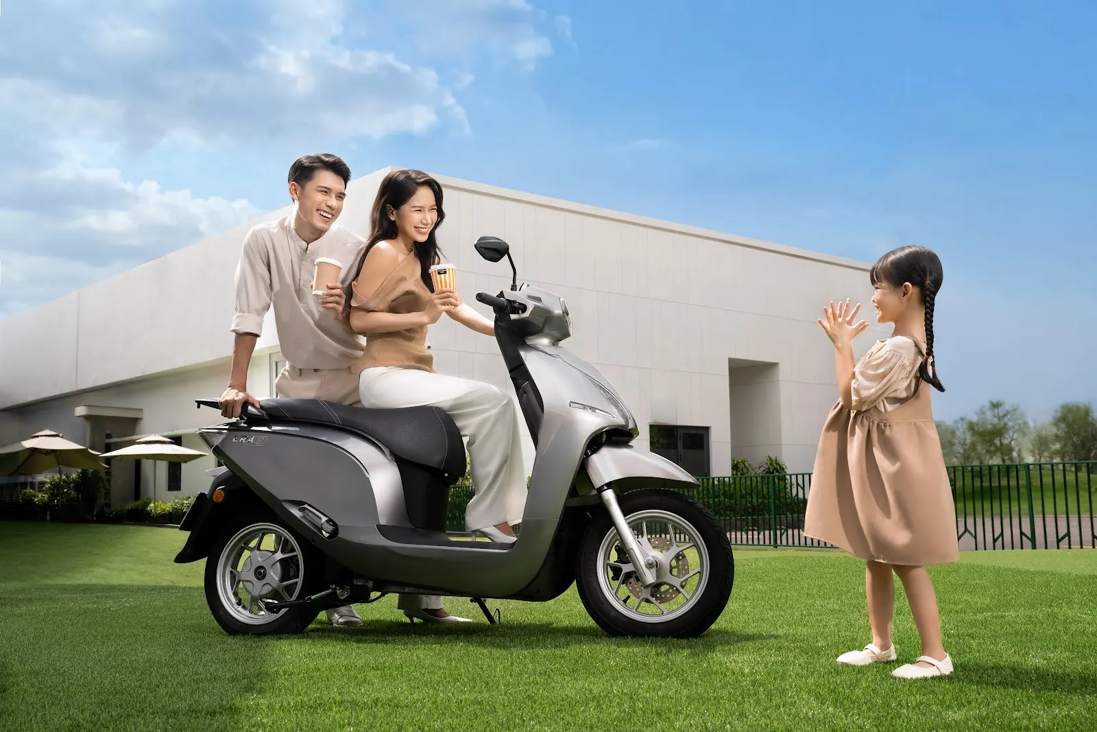 Gia đình bên Era trên bãi cỏ