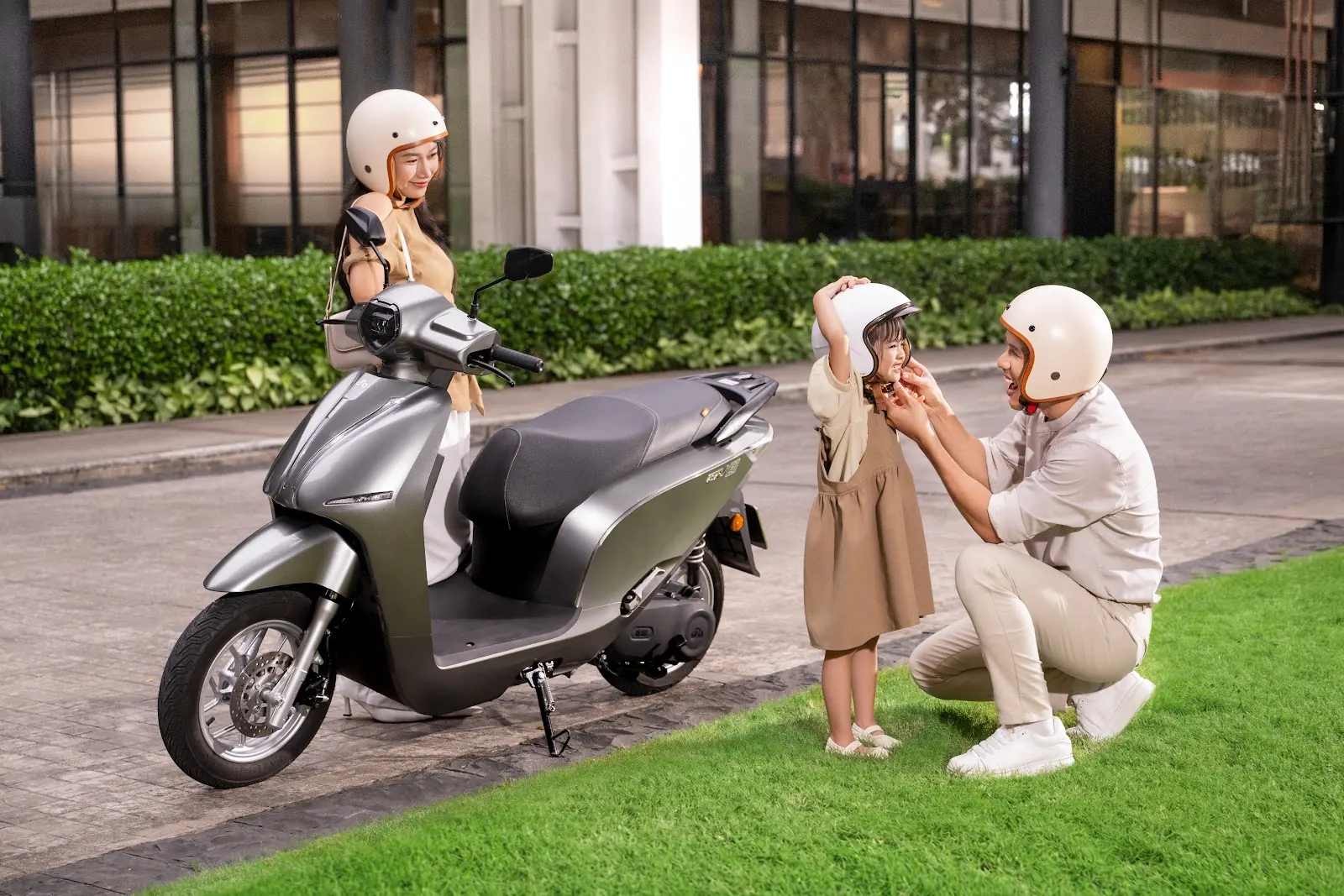 Bố đội mũ cho con bên Era xám