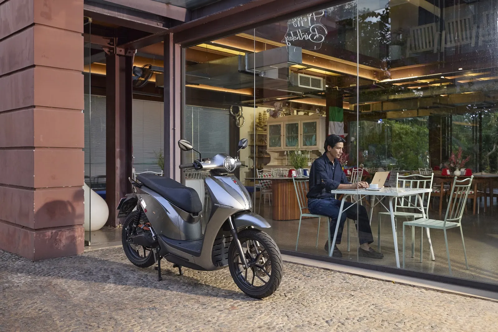 Quantum S đỗ trước quán cà phê