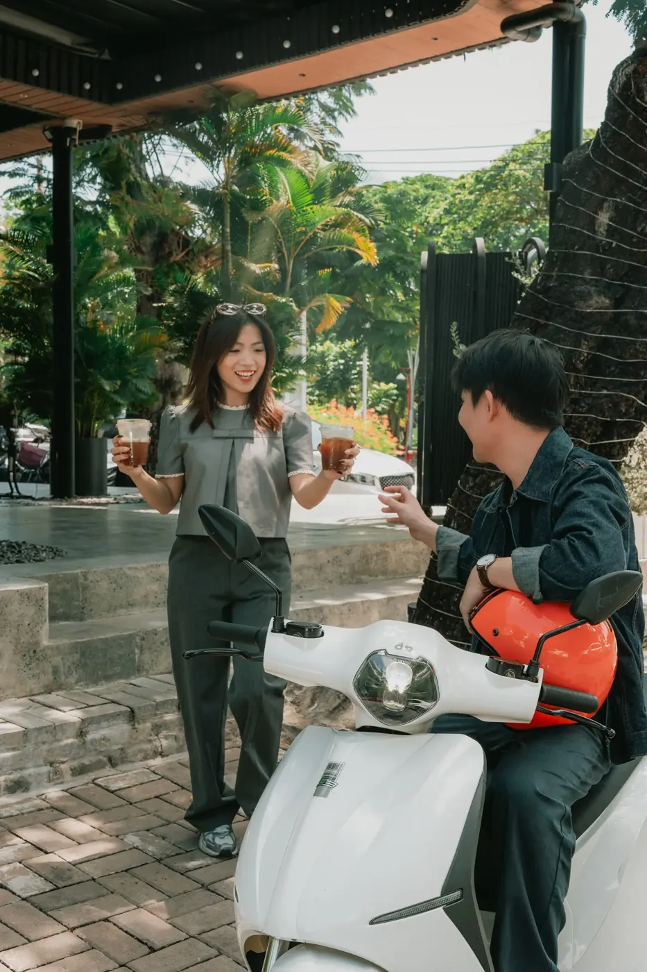 Quantum S trắng dừng bên đường